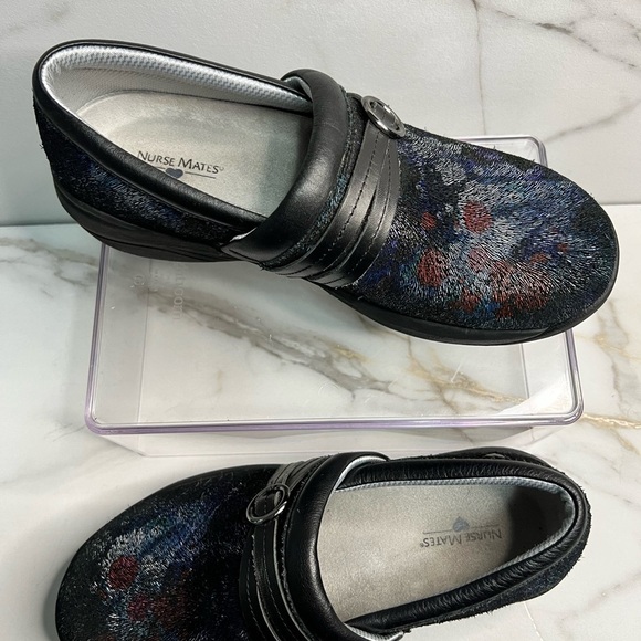 Nurse mates clogs provide all day comfort and durability. Size 7 slip resistant - Picture 2 of 9